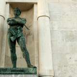 A dominare l�intera scena � per� una grande scultura bronzea realizzata dal celebre Filippo Cifariello. Denominata �Il Costruttore�, � posta all�interno di un�edicola incorniciata da fasci littori